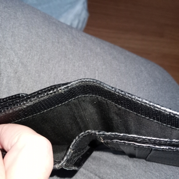 Authentic Salvatore Ferragamo Vara Black Textured Saffiano Leather Bifold Wallet - Picture 8 of 13